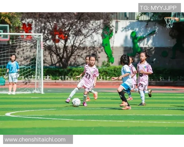 两队争锋激战足球场 谁将逆袭成就球星梦想