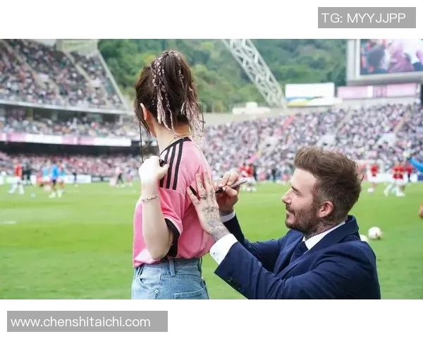 中国足球迷热情寻球星签名 跨越时空与偶像亲密接触